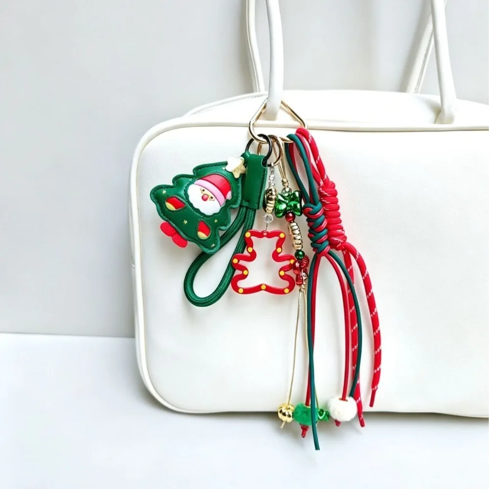 Weihnachtlicher handgefertigter Taschenanhänger, Schlüsselanhänger, grüner Leder-Weihnachtsmann-Baum-Anhänger, rot-grüne geflochtene Rucksack- und Handtaschen-Dekoration, Weihnachtsgeschenk – Detail 4