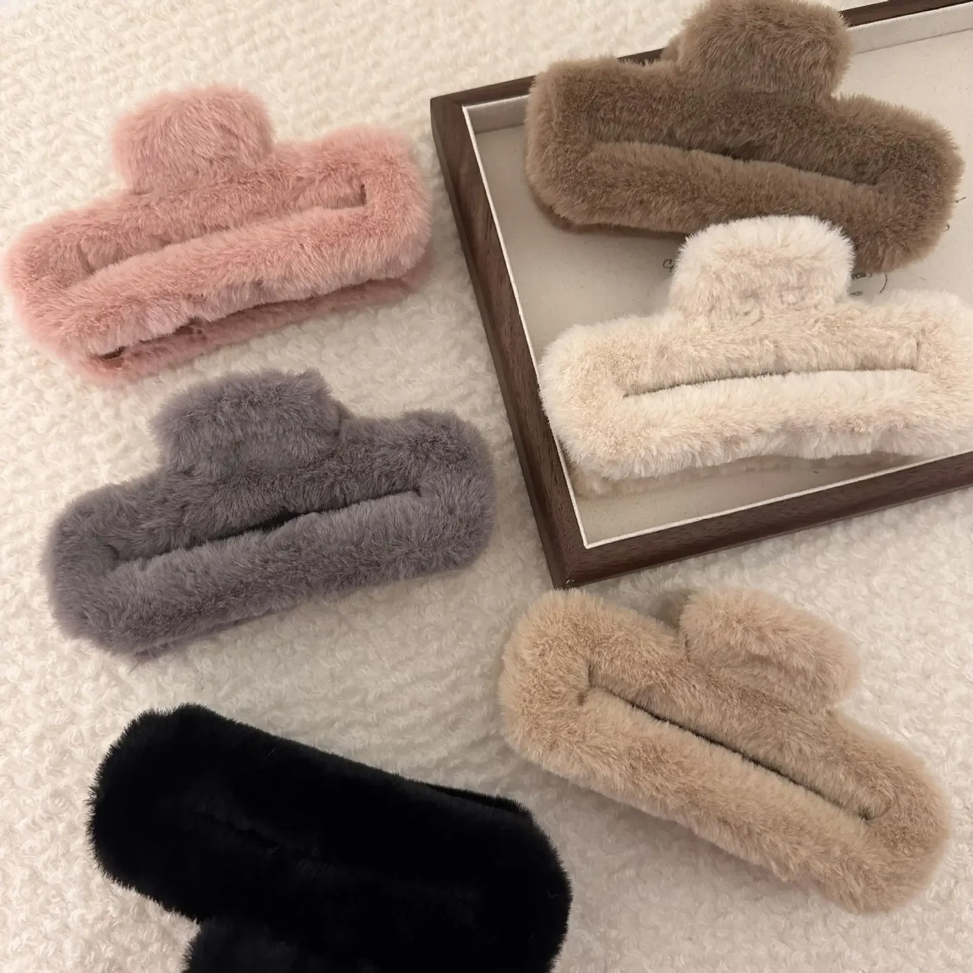 

Simplicity Plush Square Hair Claw for Women Elegant Acrylic Hairpins Faux Fur Hair Clip Pink Barrette Crab Hair Accessories