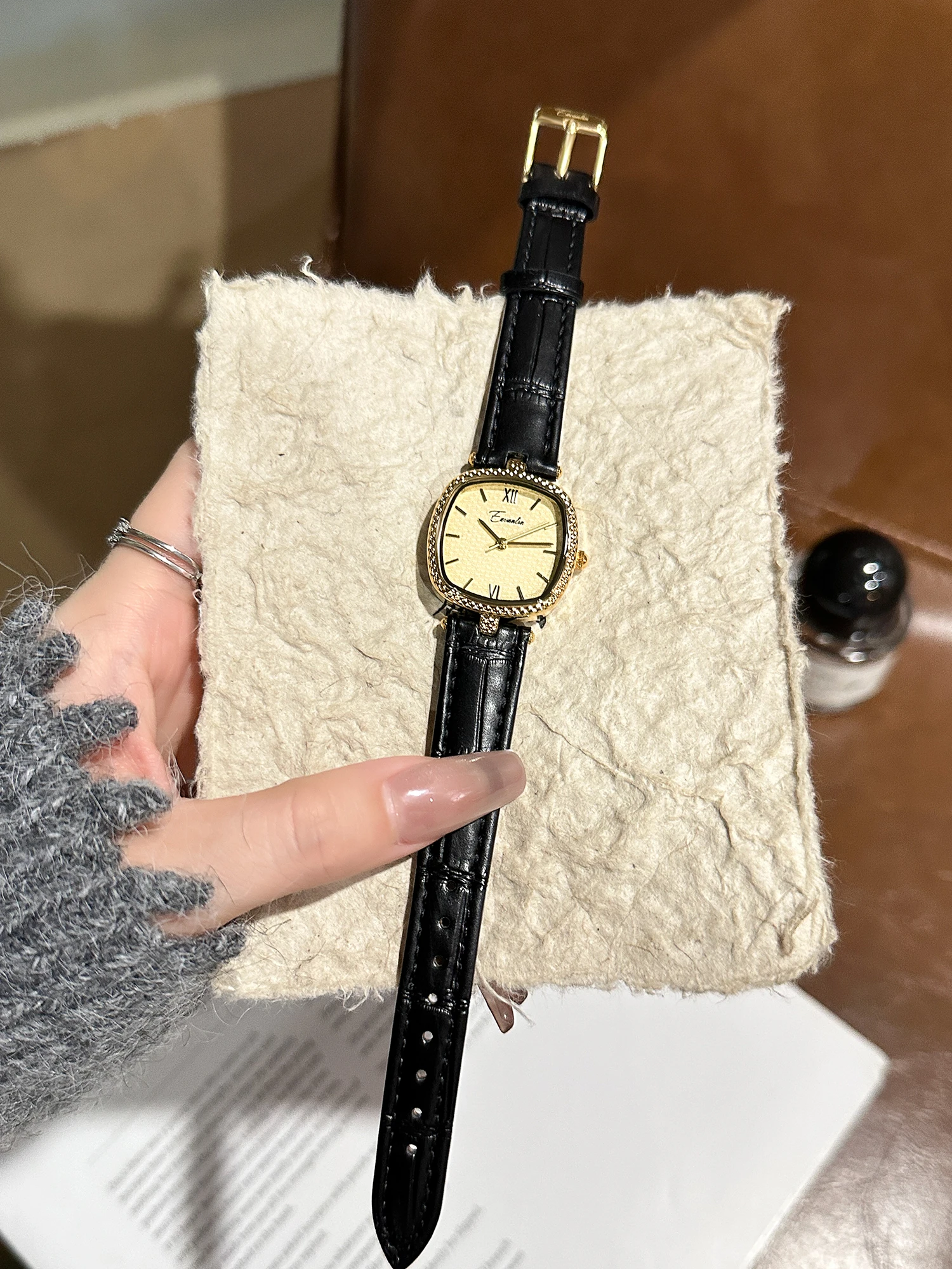 

Luxury 2025 new student retro fashion white-collar ladies watch gift gift for women Fashion luxury ladies high-end watch