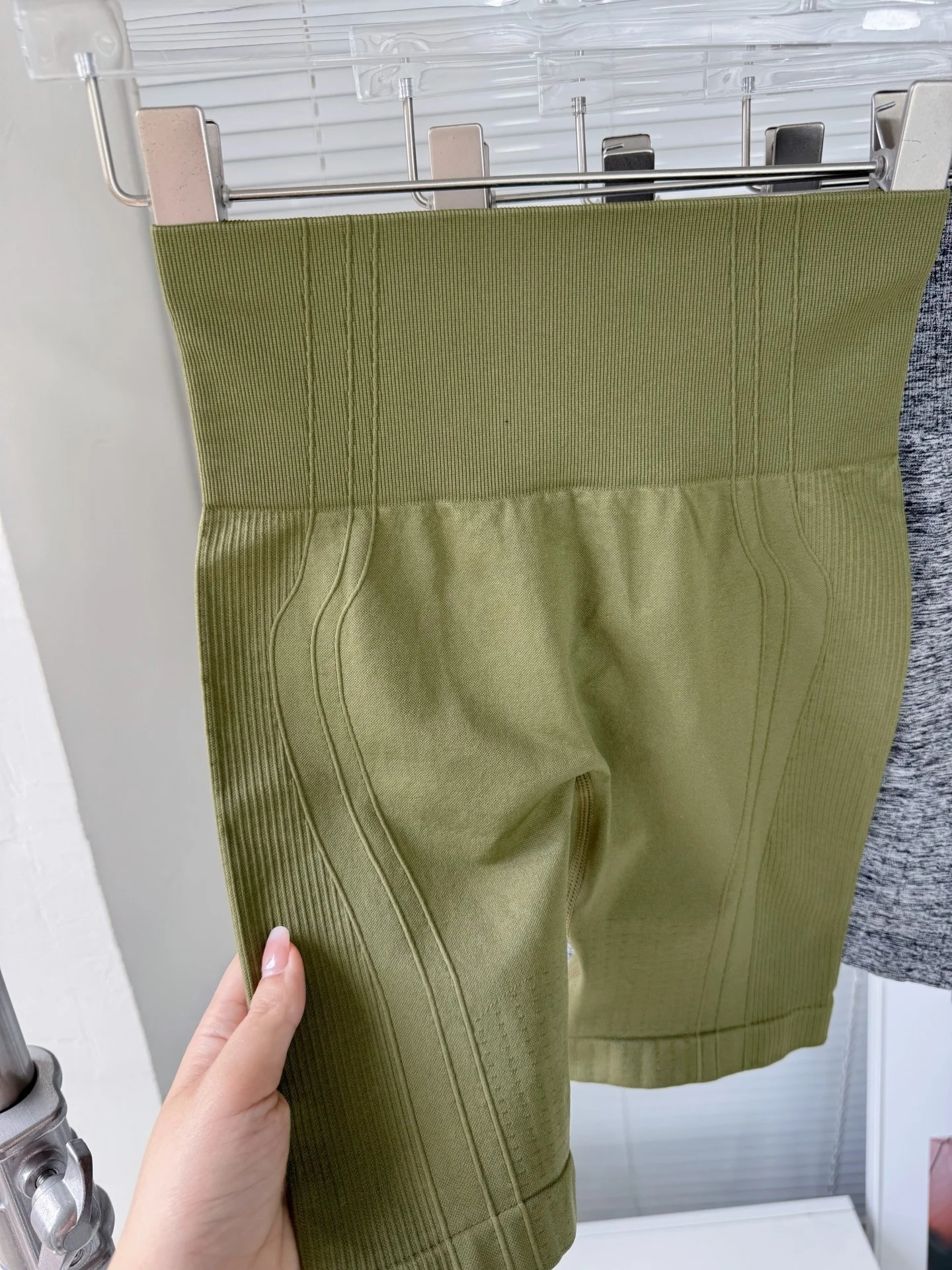 Damskie spodnie do jogi z wysokim stanem, elastyczne, długość 3/4, sportowe spodnie do połowy łydki, mieszanka nylonu i spandexu, modelujące pośladki.