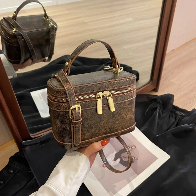 

2025 Spring New Senior Texture Retro Bag Female Popular Explosive Crossbody Bag Fashion All Hand Small Square Bag