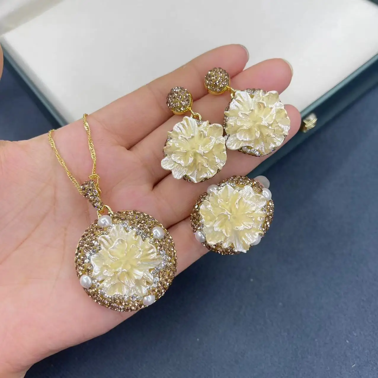 

Internet celebrity natural shell hand-carved design three-piece cross-border resource retention pendant necklace earring ring