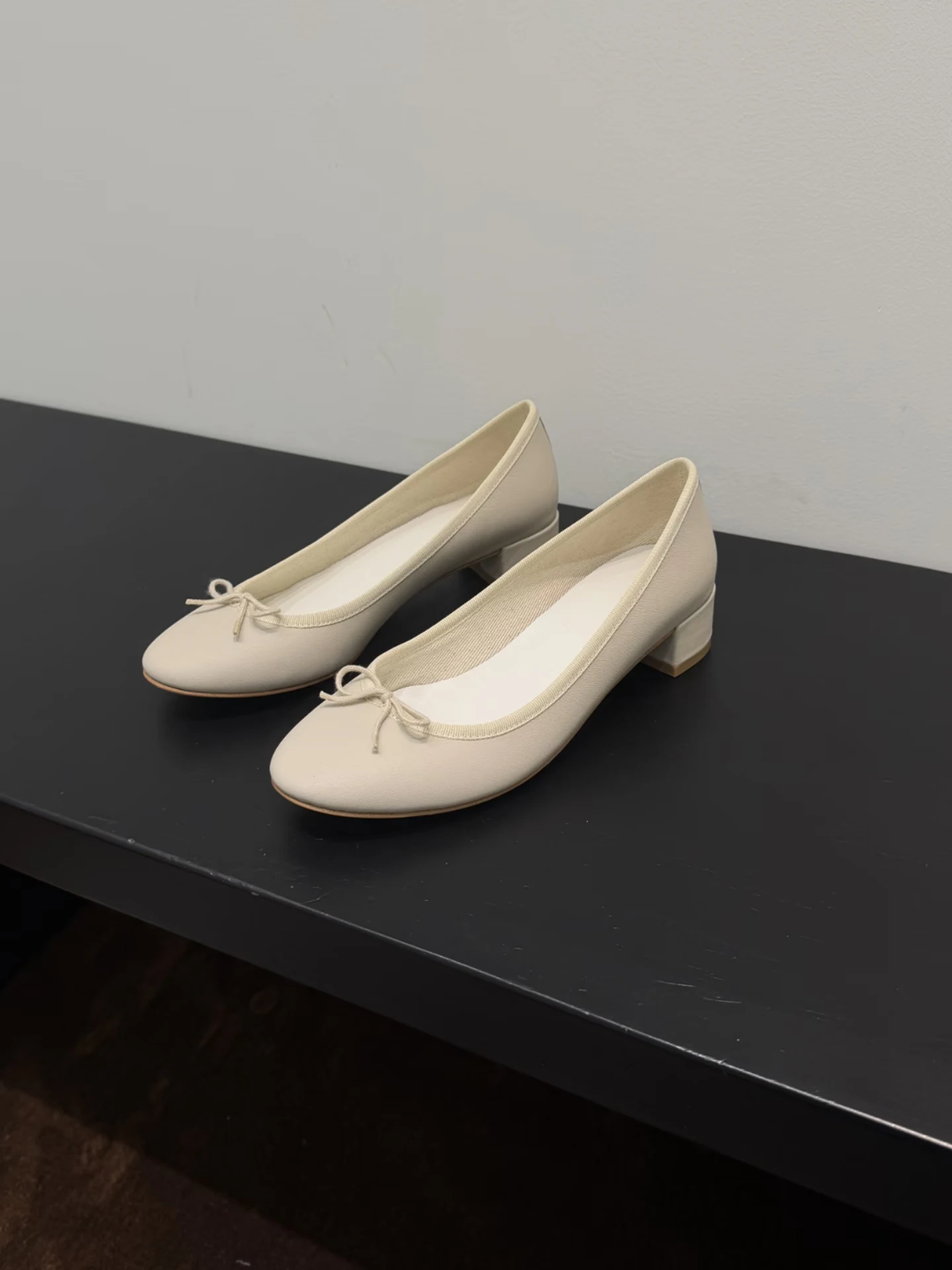 eleganti-ballerine-mary-jane-da-donna-con-tacco-grosso-in-pelle-verniciata-punta-morbida-e-rotonda