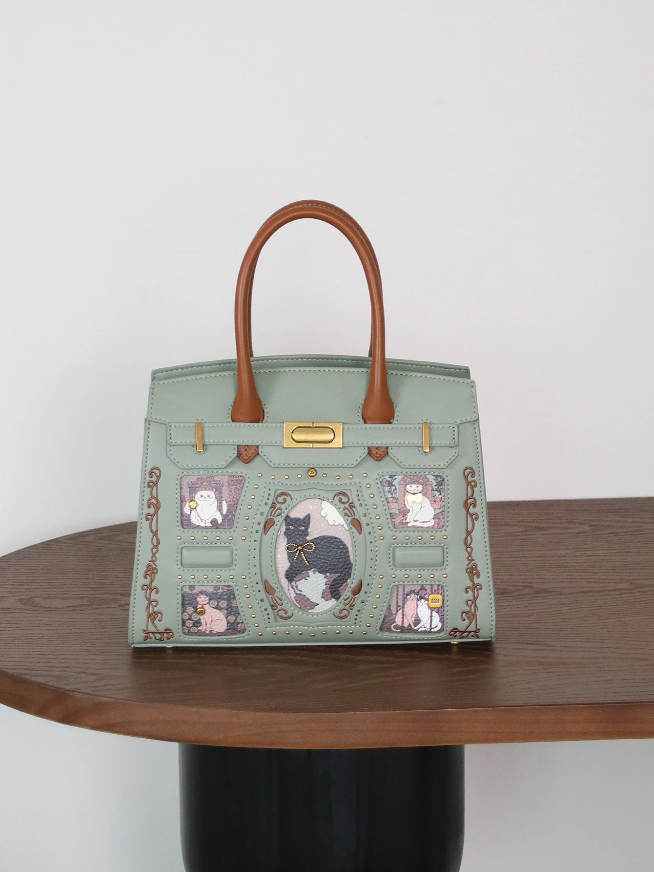 

Large-capacity luxury retro ladies portable tote bag temperament Joker heavy industry cartoon niche design ladies elegant one-sh