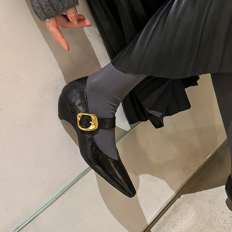 أحذية نسائية موضة 2025 بكعب وحيد للخريف أحذية نسائية جديدة برأس مدبب وحزام بفم ضحل وإبزيم نعل ناعم أحذية مانعة للانزلاق للسيدات