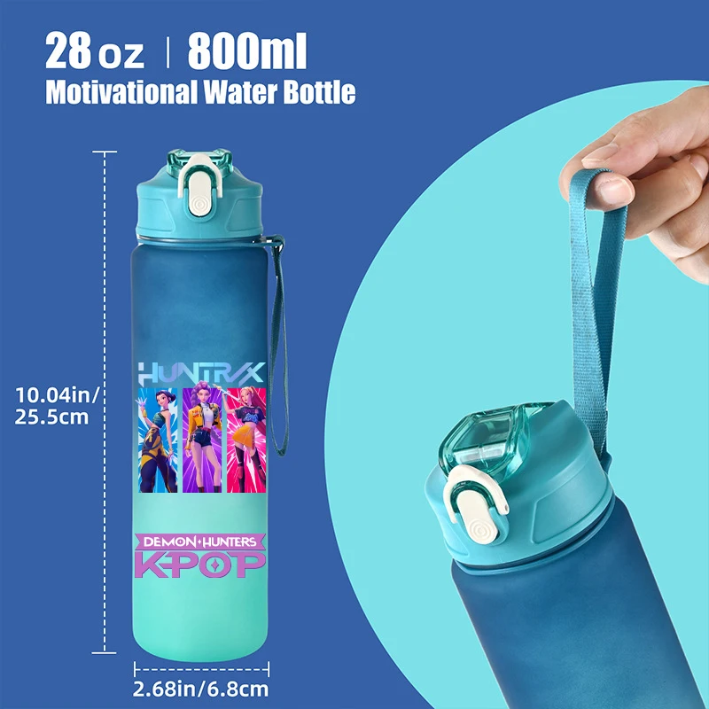 ขวดน้ำ KPop Demon Hunters ขนาด 800 มล. พร้อมหลอดดูด ลายมิรา รูมิ โซอี้ ขวดเชคเกอร์พร้อมสายสะพายพกพา แก้วน้ำสำหรับเดินทาง ของขวัญสำหรับแฟนคลับ