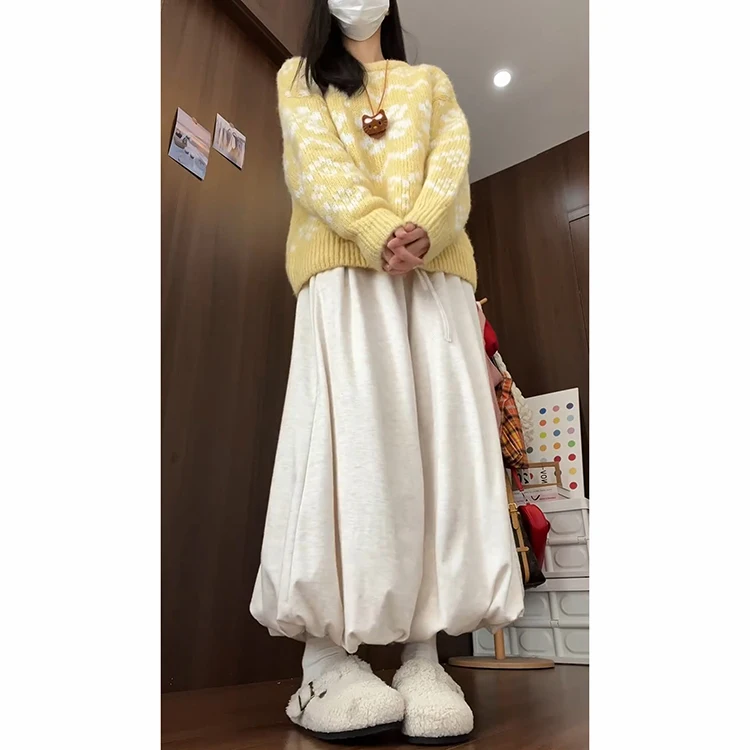 Celana Rok Wanita Korea Warna Putih Susu Lembut untuk Musim Gugur dan Musim Dingin dengan Motif Bunga Gantung