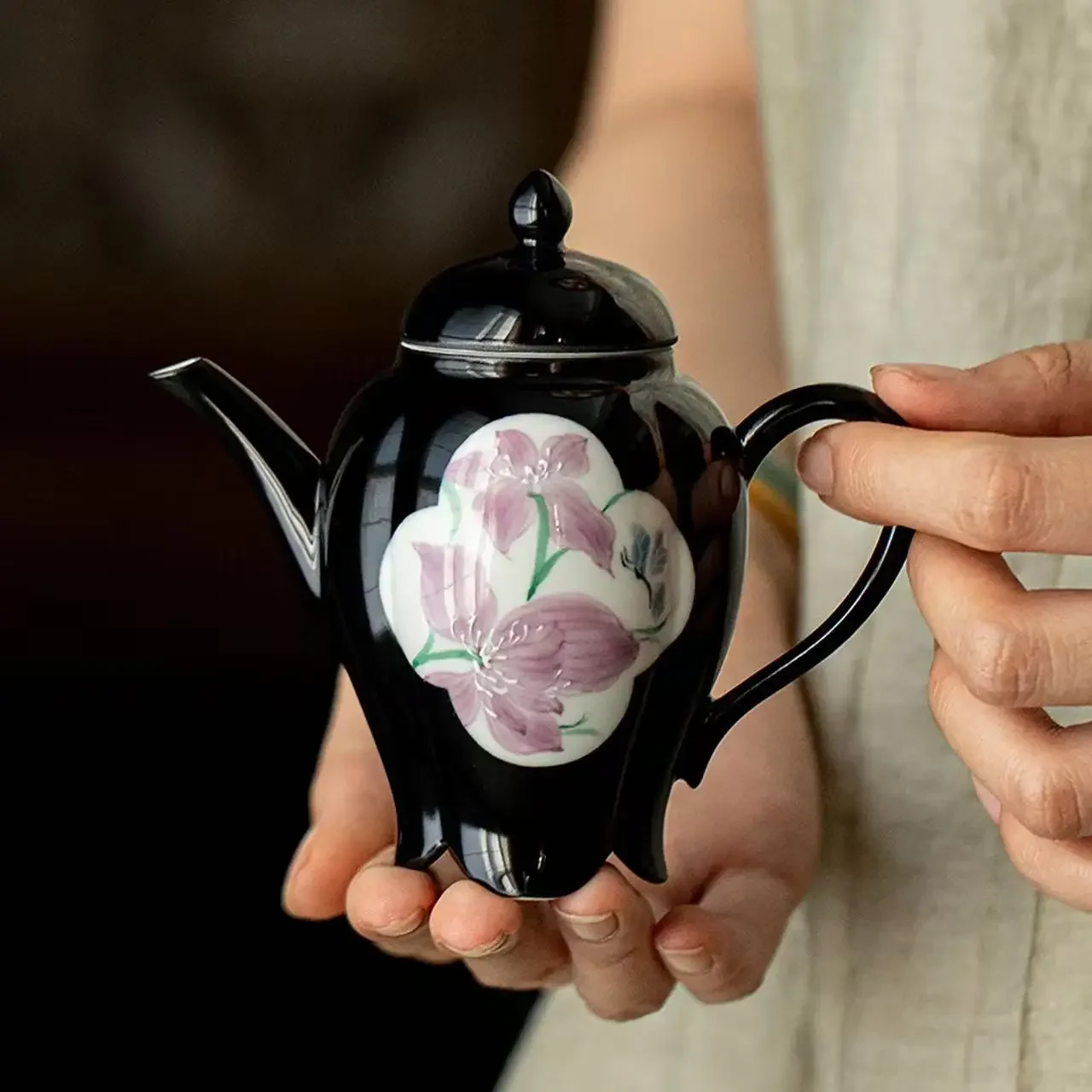 150ML Black Ground Window Hand-painted Iris Ceramic Teapot Kung Fu Tea Set Gift Household Hand-held Pot Ball Hole Filter Teapot