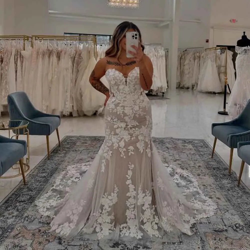 Customized Embrodiery Lace Wedding Dress with Detachable Sleeve Sweetheart Strapless Wedding Gown with Appliques
