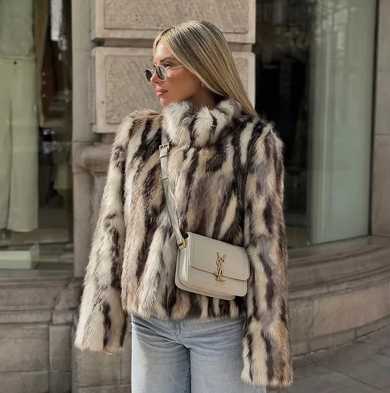 معطف فرو الثعلب بياقة واقفة لخريف وشتاء 2025 سترة من فرو الثعلب مخططة ومطبوعة من الفرو الصناعي للنساء والفتيات