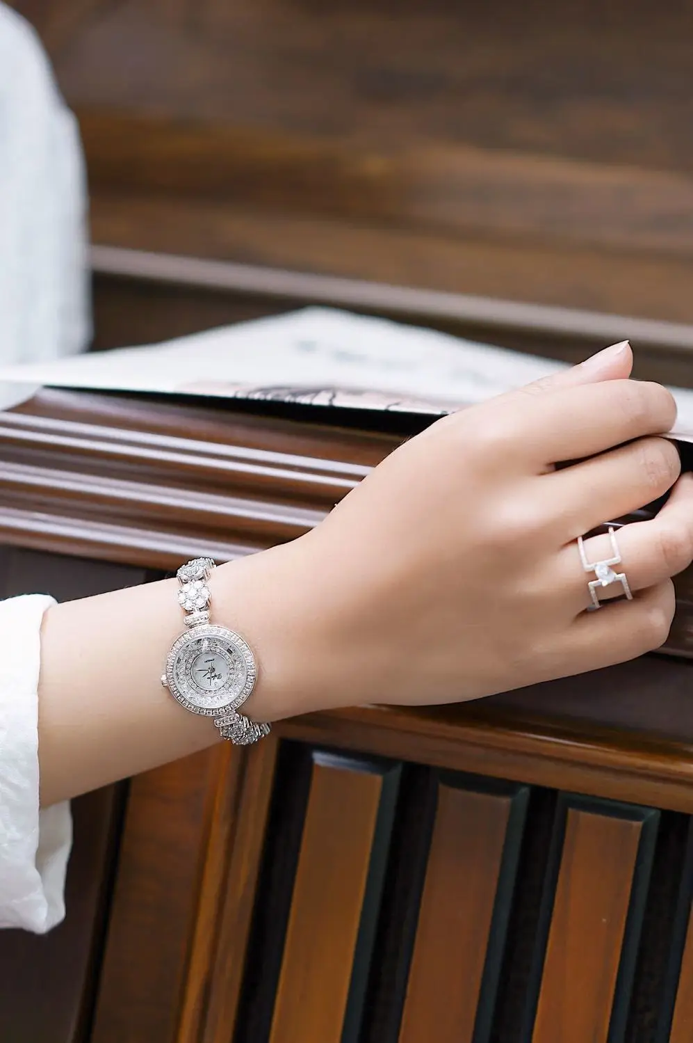 Royal Crown-reloj de cuarzo japonés para mujer, pulsera fina a la moda, joyería con carcasa de banda, diamantes de imitación de lujo, regalo de