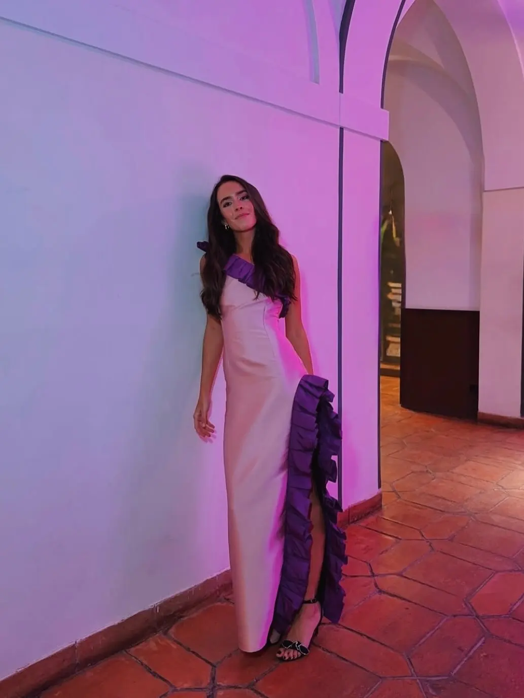 ชุดราตรีสีชมพูและสีม่วงไหล่เดียวแบบอสมมาตรที่หรูหราพร้อมดีเทลผ่าสูงและระบาย – ชุดเดรสสำหรับงานเทศกาลและงานปาร์ตี้ฤดูร้อนลายดอกไม้