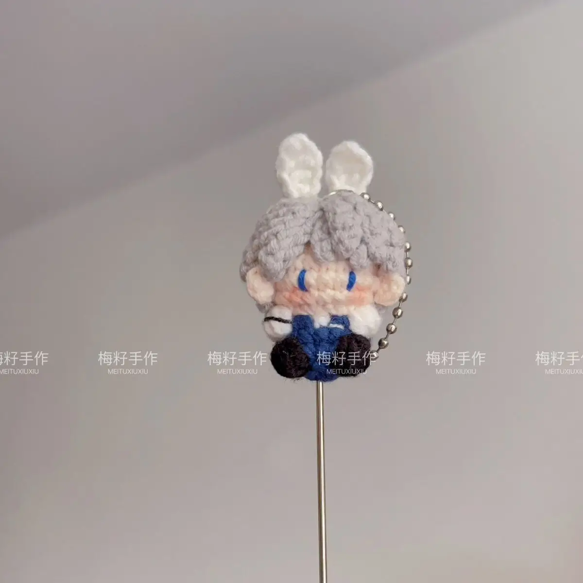 "Amor e Espaço Profundo, mini boneco de goma tricotado à mão'Xavier Shen Xinghui' com acabamento em uma pequena estátua de crochê.