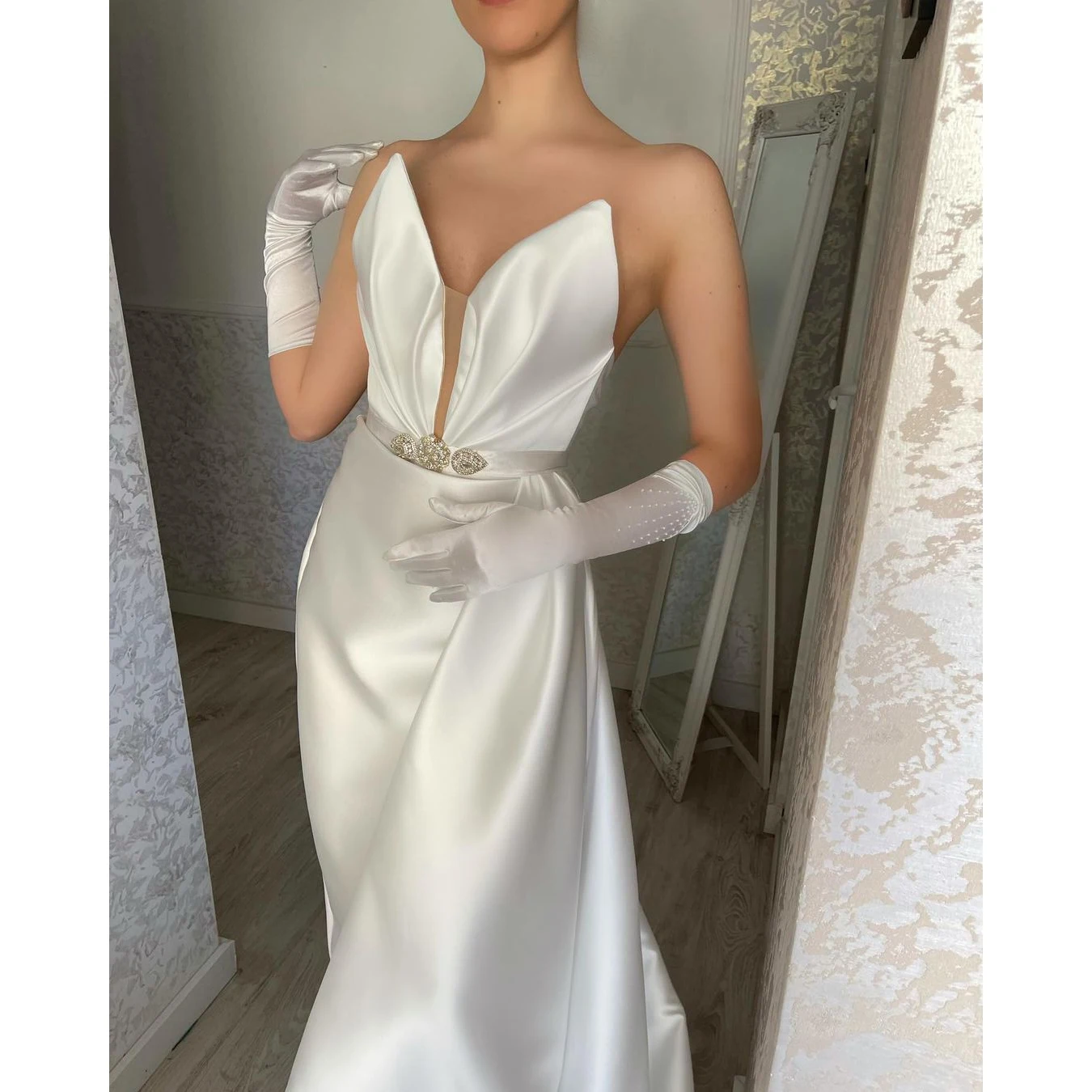 Sexy V-Neck White Evening Dress For Women Special Occasion Sleeveless Appliques Sweep Train Without Gloves Satin Robes De Soirée