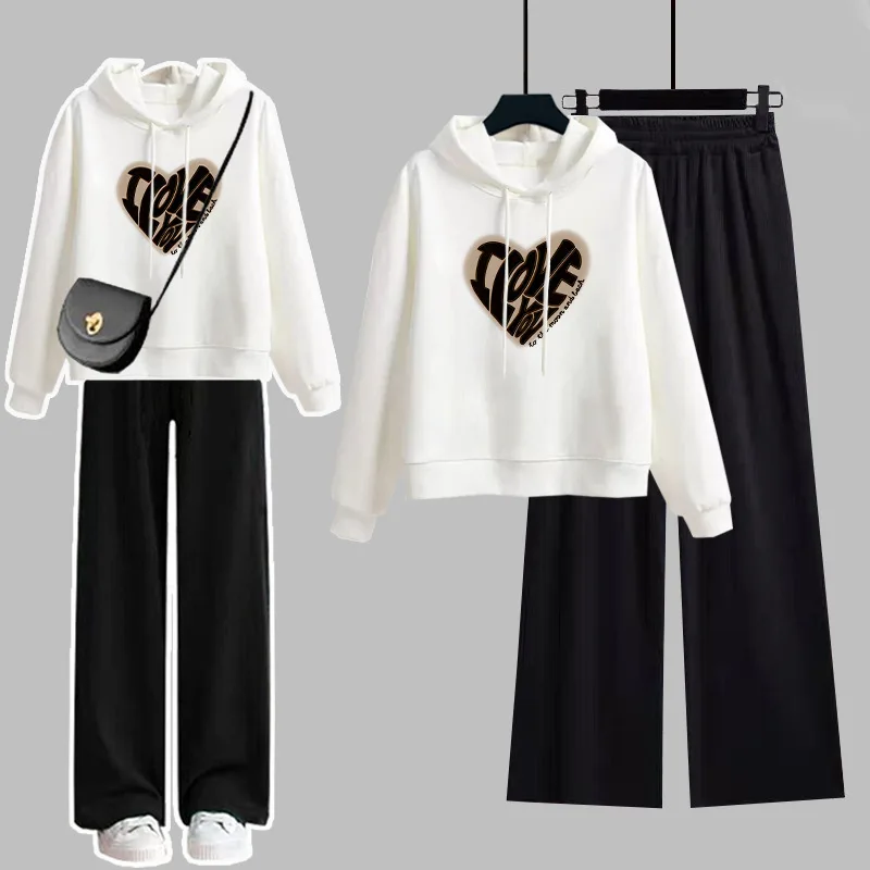 

Модный женский велюровый костюм в студенческом стиле: свободный свитер с капюшоном и широкие брюки — трендовый комплект из двух предметов.