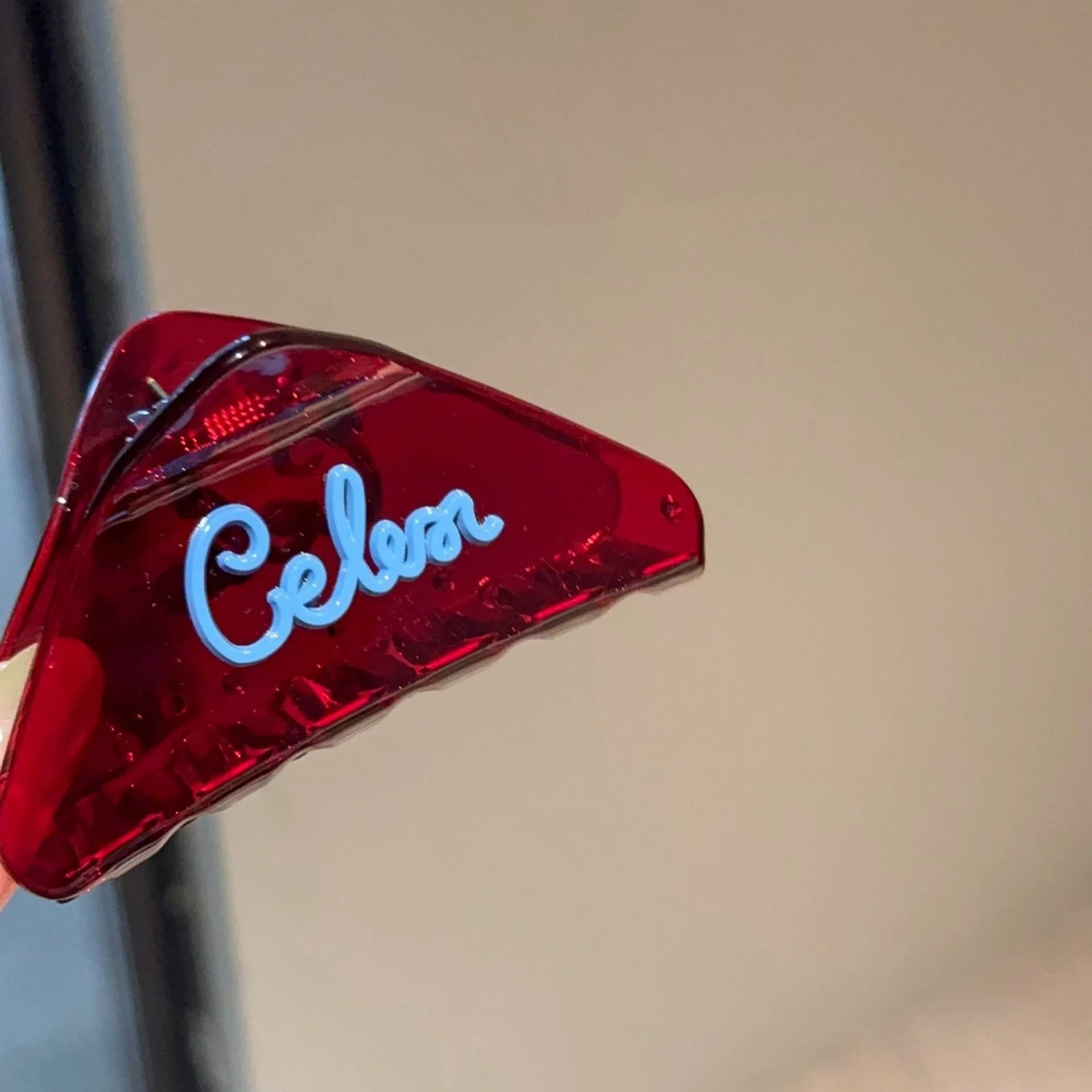 1 Stück Cuckoo Sauce Koreanischer Designer-Stil Buchstaben-Dreieck-Klauenklammer, Nischen-Original-Haifischklammer für halbhohe Frisuren, kleine Größe