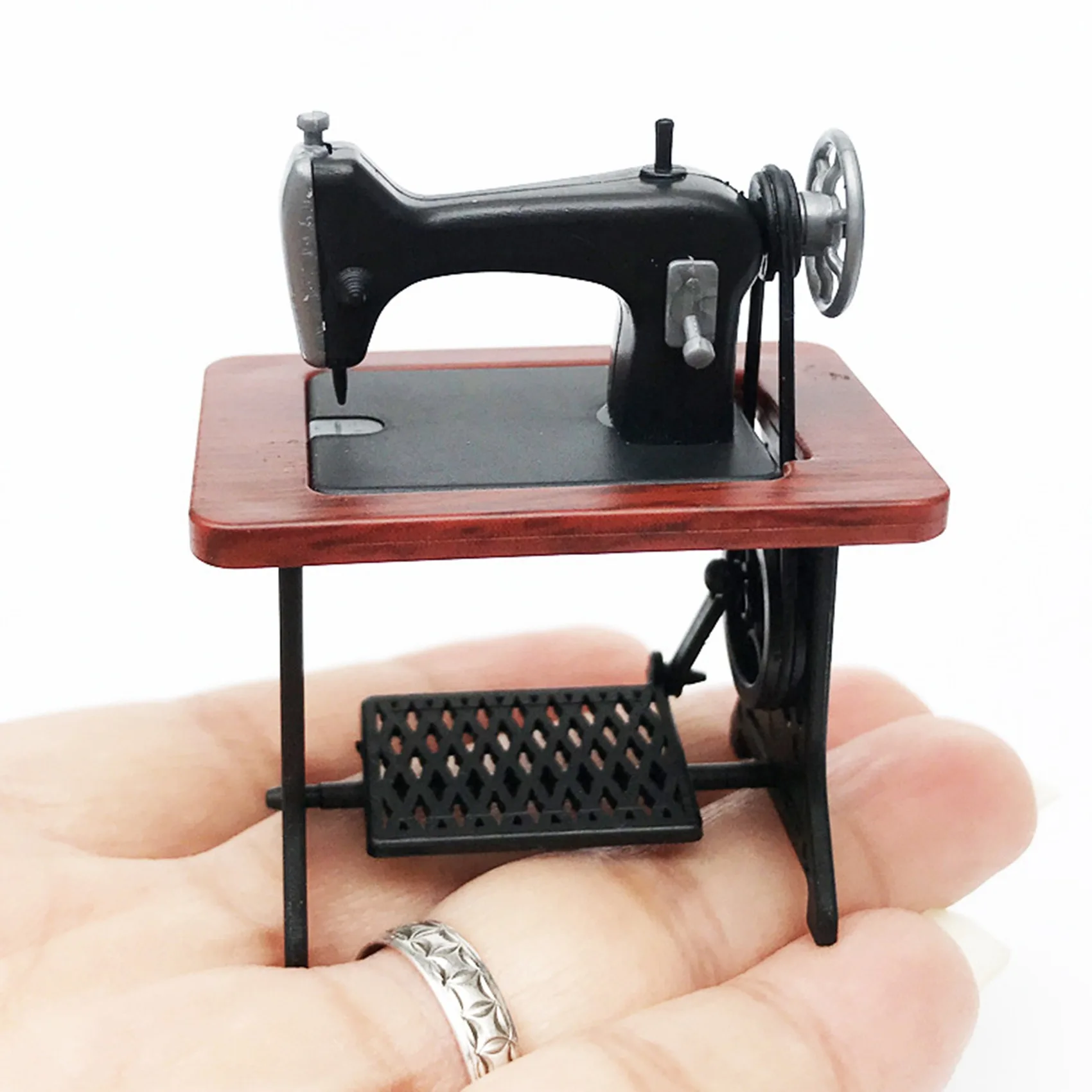 ماكينة خياطة أثاث مصغر لبيت الدمى BAAA-1/24 ملحقات ديكور بيت الدمى للأطفال ألعاب بيت الدمى باللون الأحمر