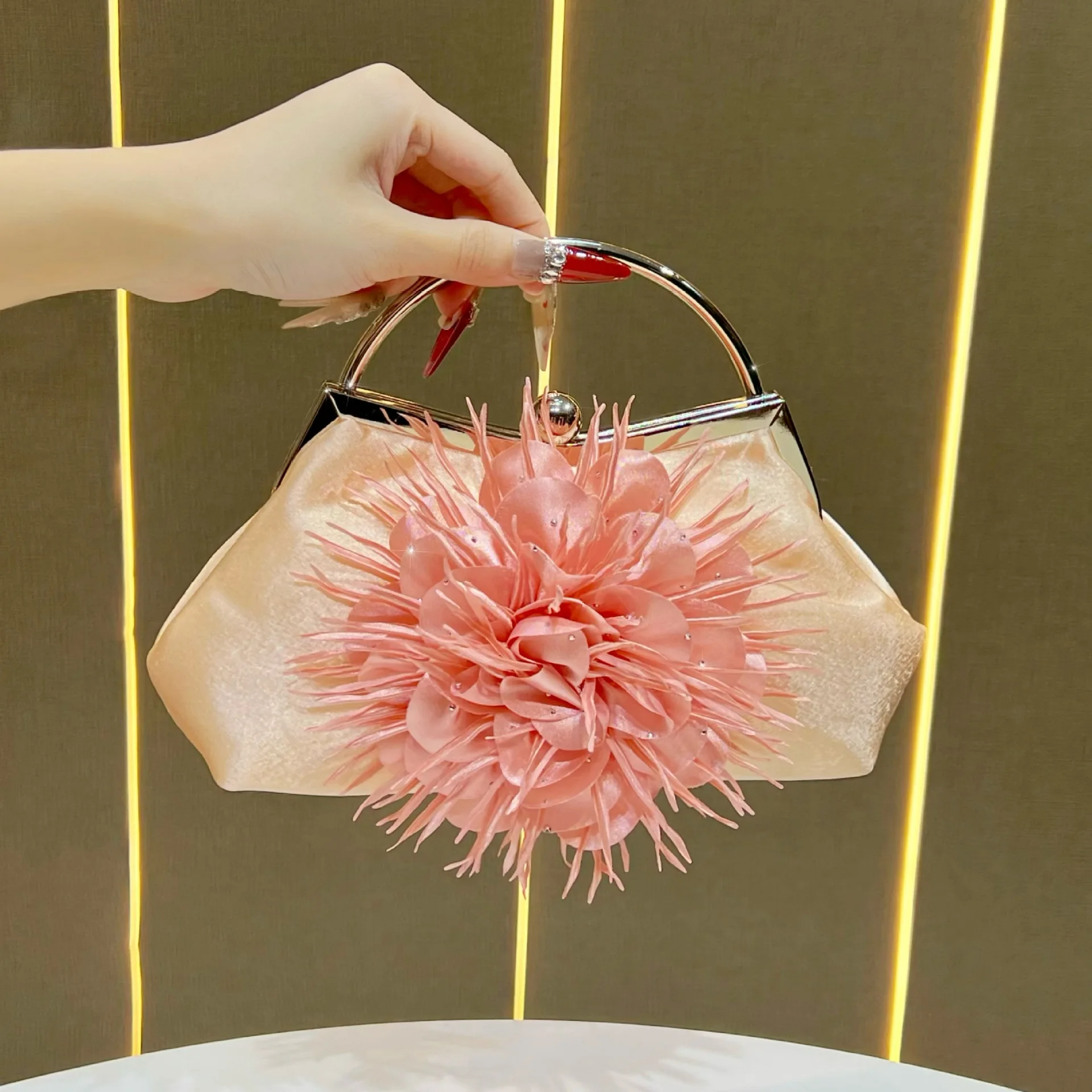 

Dinner bag, cheongsam, handbag, celebrity temperament, versatile flower handbag, little fairy handbag.