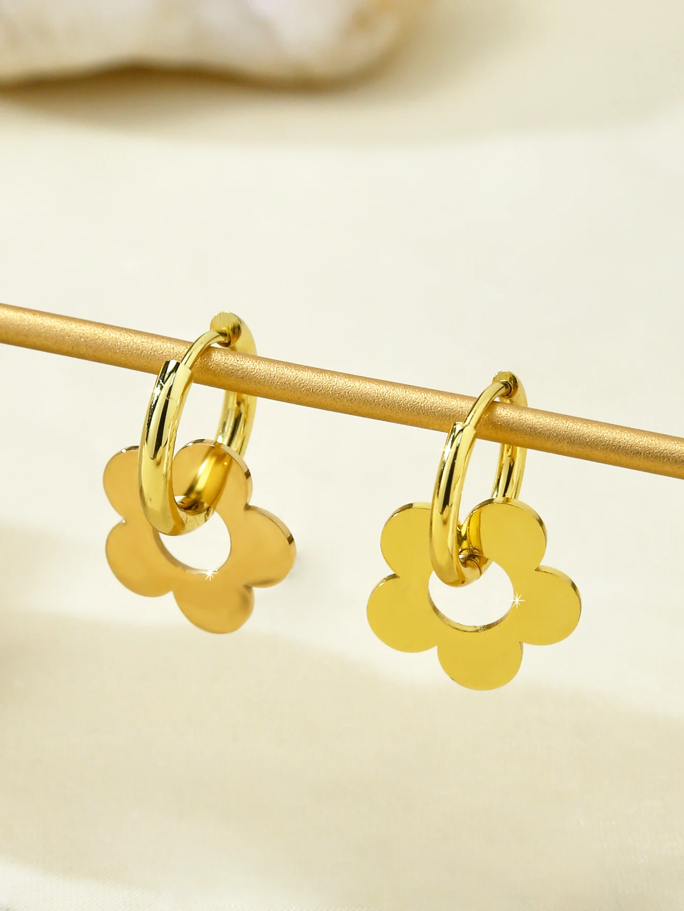 French Gentle Retro Floral Elegant Women Earrings, 18K Gold-Plated Stainless Steel With Round Five-Petal Flower Design