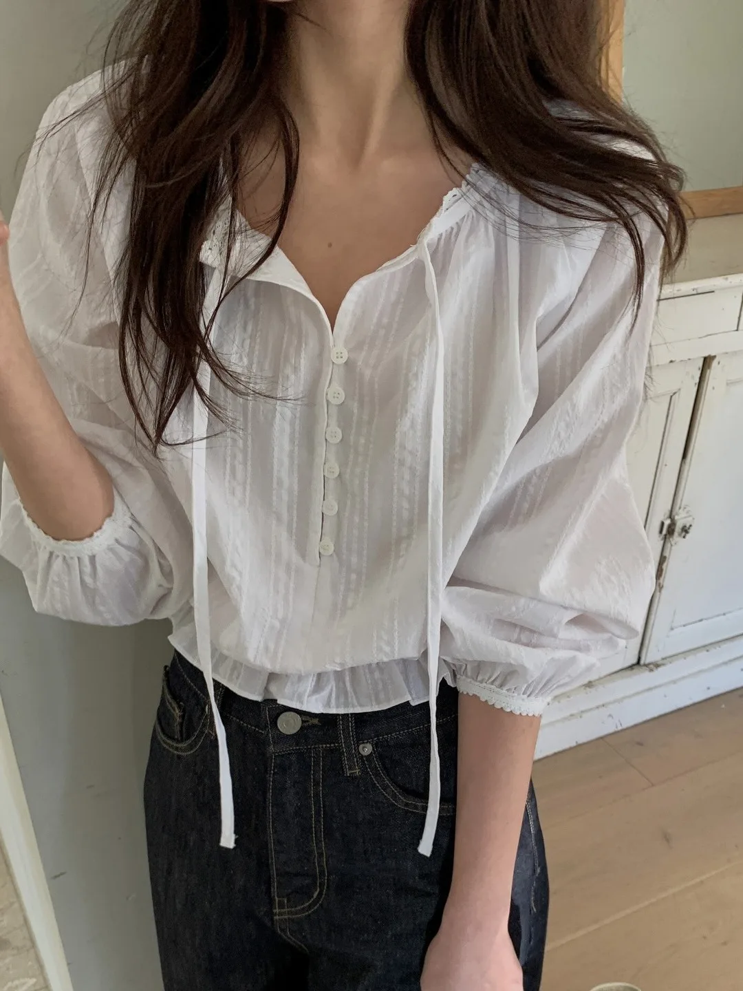 

Шикарная женская блузка с круглым вырезом и одной пуговицей, милая и элегантная, весна 2026, во французском стиле, прямого кроя, с длинным рукавом и кружевной отделкой