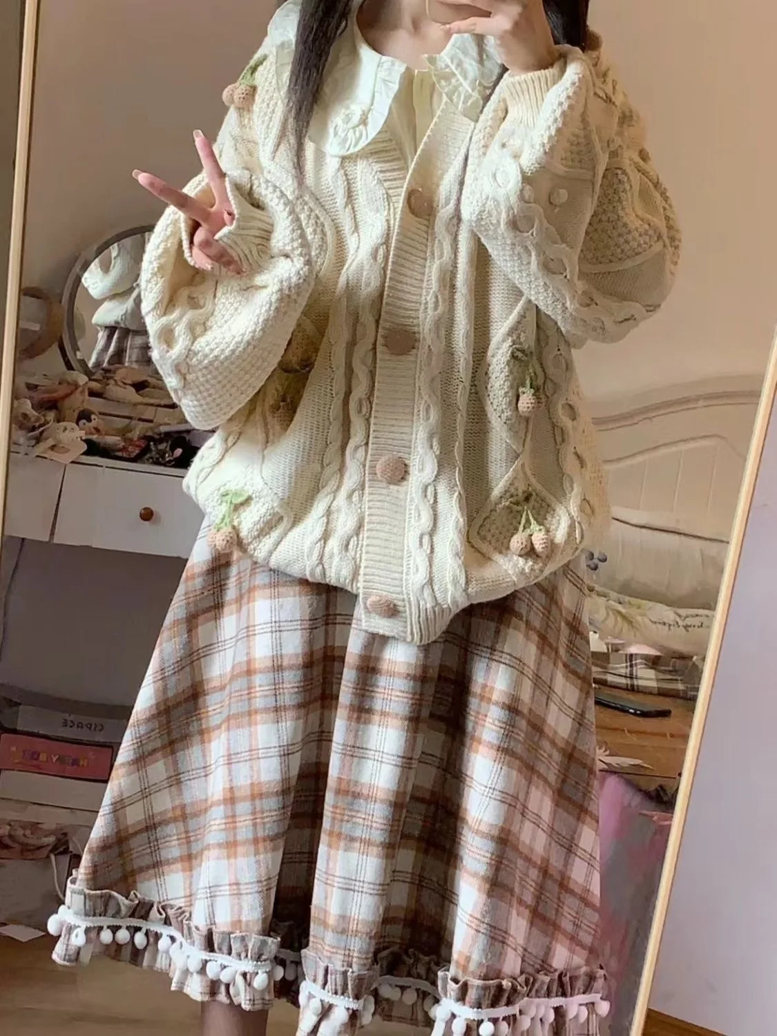 تنورة قصيرة أنيقة بنقشة مربعات مع كرات فرو صناعية بلون بني من الصوف، تصميم نحيف متوسط الطول للفتيات الصغيرات، أسلوب الخريف وا... #2