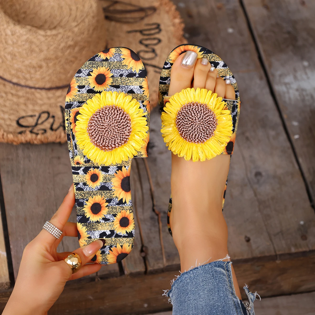 

Женские тапочки, модные трендовые льняные тапочки с поясом, новинка 2025, легкая противоскользящая дизайнерская обувь, пляжные сандалии на плоской подошве, женские шлепанцы