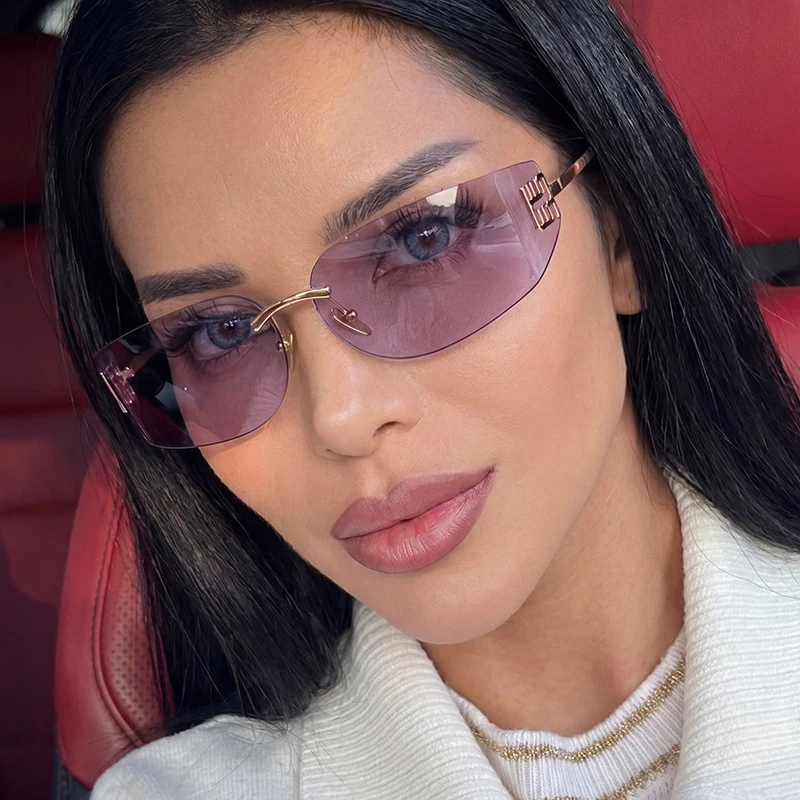 Image of Hochwertige Randlose Rahmenlose Sonnenbrille für Damen Luxuriöse Personalisierte Y2k Gebogene Metallbuchstaben Sonnenbrillen Damenschattierungen