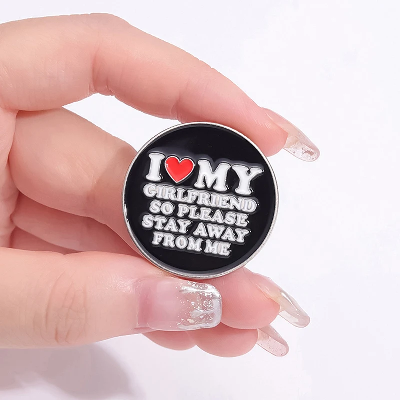 Eu amo meninas alfinetes de esmalte broches personalizados eu amo namorado lapela emblemas coração preto punk jóias presente para amantes amigos