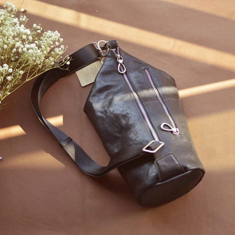 

AETOO Original leather commuter crossbody bag Men's first layer soft cowhide round bucket chest bag personality backpack fitness