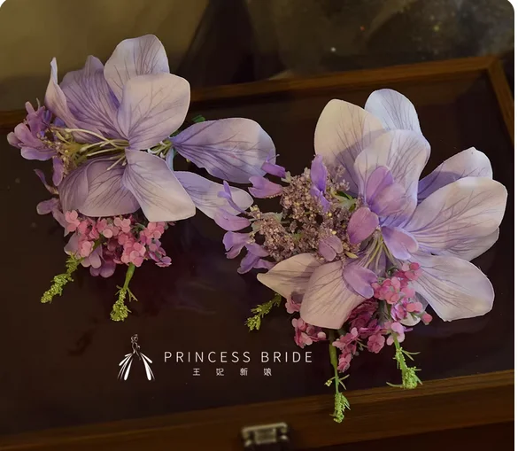 

Оригинальные корейские очаровательные фиолетовые цветы принцессы ручной работы с утренним платьем невесты, внешним головным убором и волосами в национальном стиле.