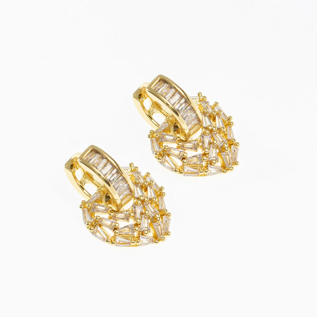 

New earrings for women, plated with 18k gold, crystal zircon, hollowed out heart-shaped fashion jewelry