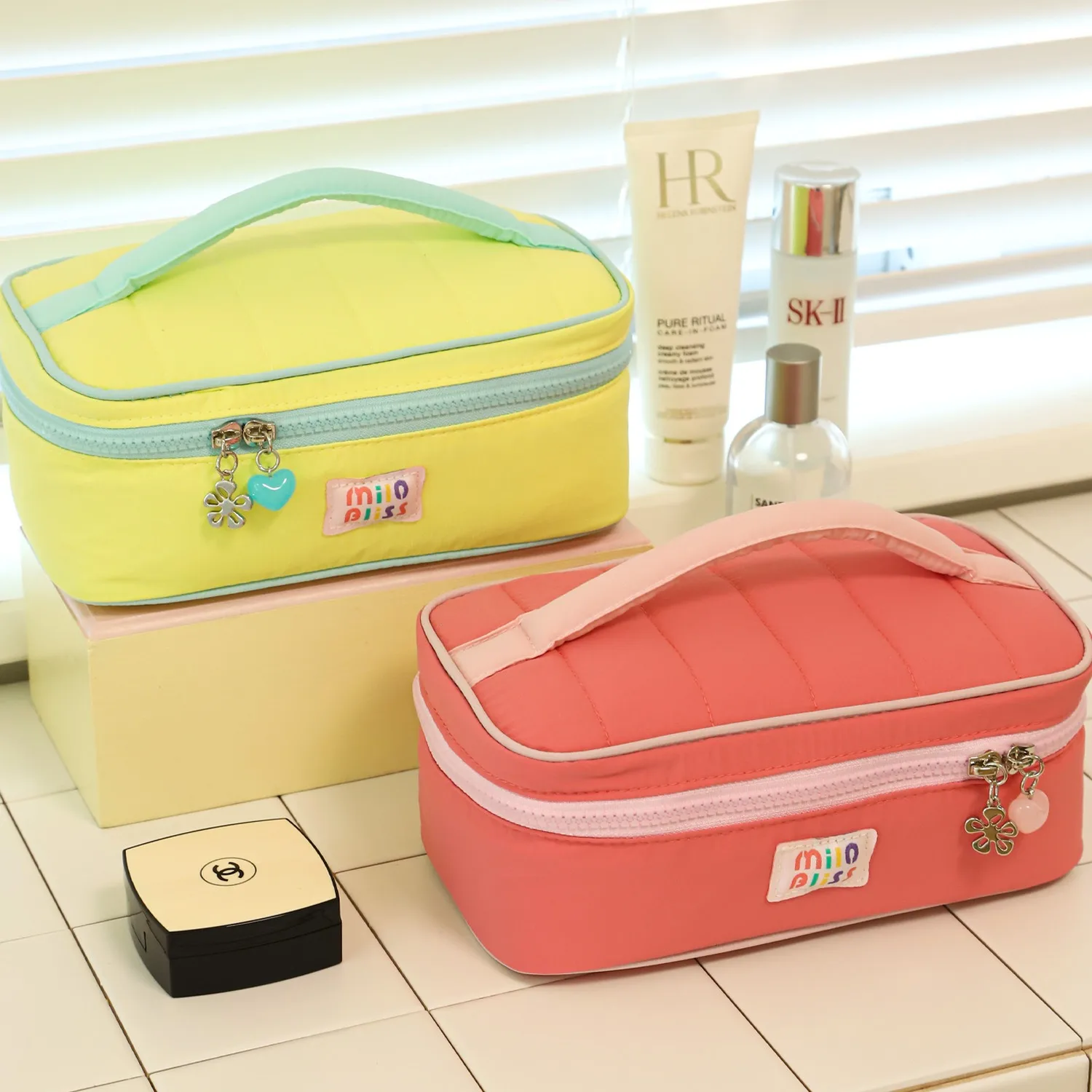 Customized Ins style Korean style high-value handheld makeup bag, cute color blocking, large capacity portable skincare makeup b