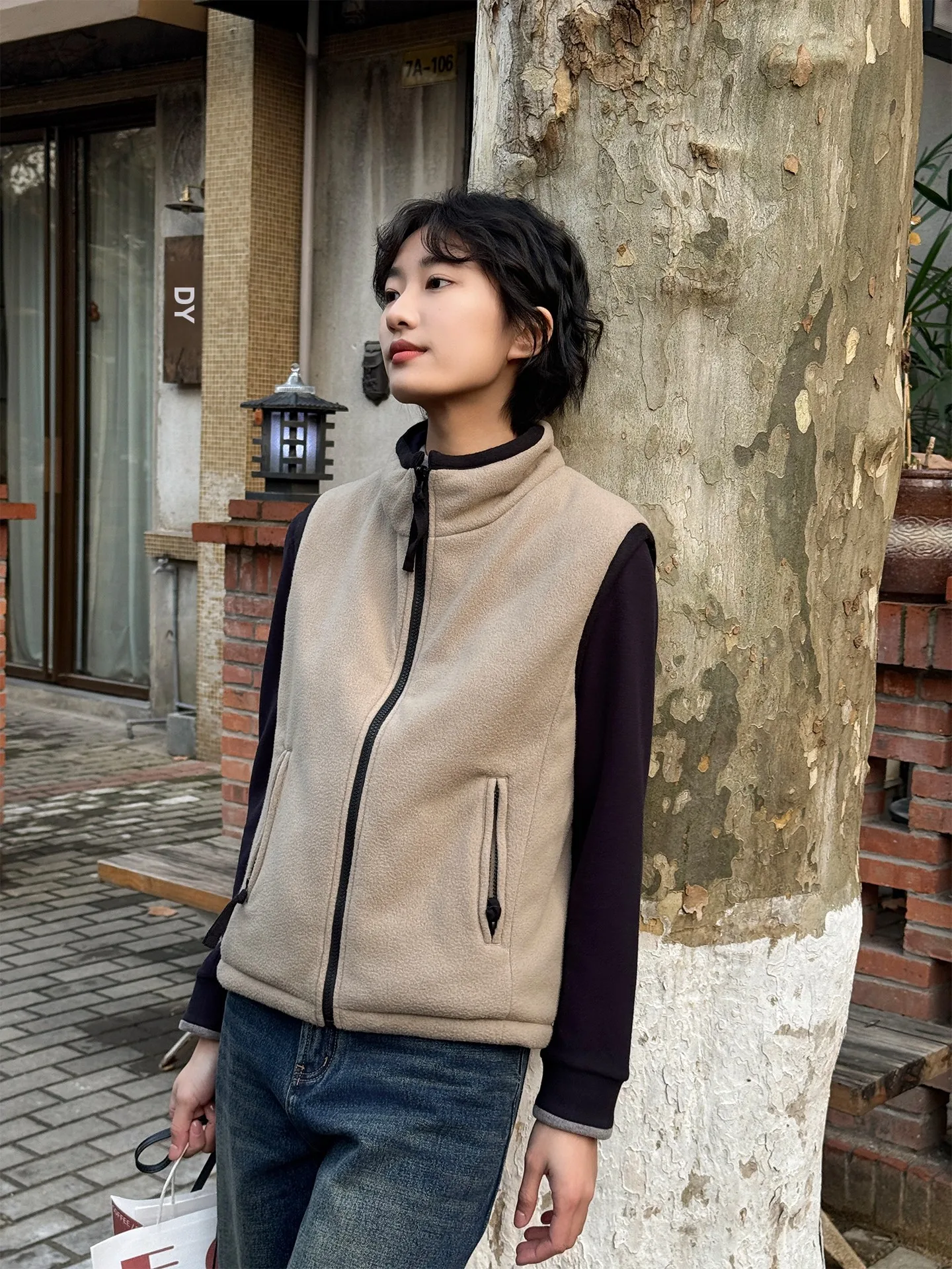 

Autumn Winter Women's Thiened Pile Fce Vest Quilted Nylon Stand Fit Warm Outerwear Spring 2026 New Sle by Zhou Xiaoya