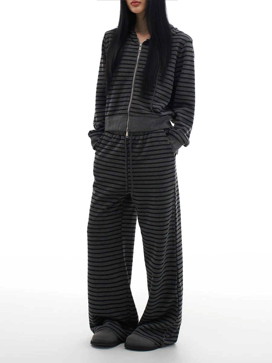 

Женский комплект из двух предметов: свободная толстовка с длинными рукавами и широкие брюки, повседневный удобный осенний наряд с полосатым узором