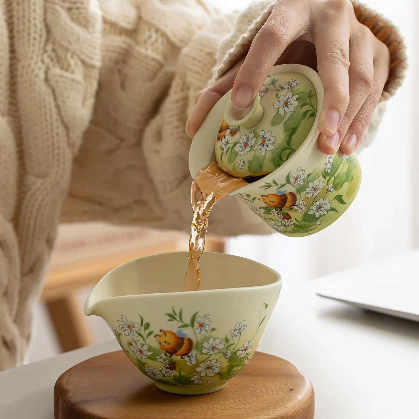Cartoon Bee Ceramic Tea Set Chinese Retro TeaCup Tea Cups and Saucer Sets Kongfu Tea Ceremony Set Teapot Porcelain