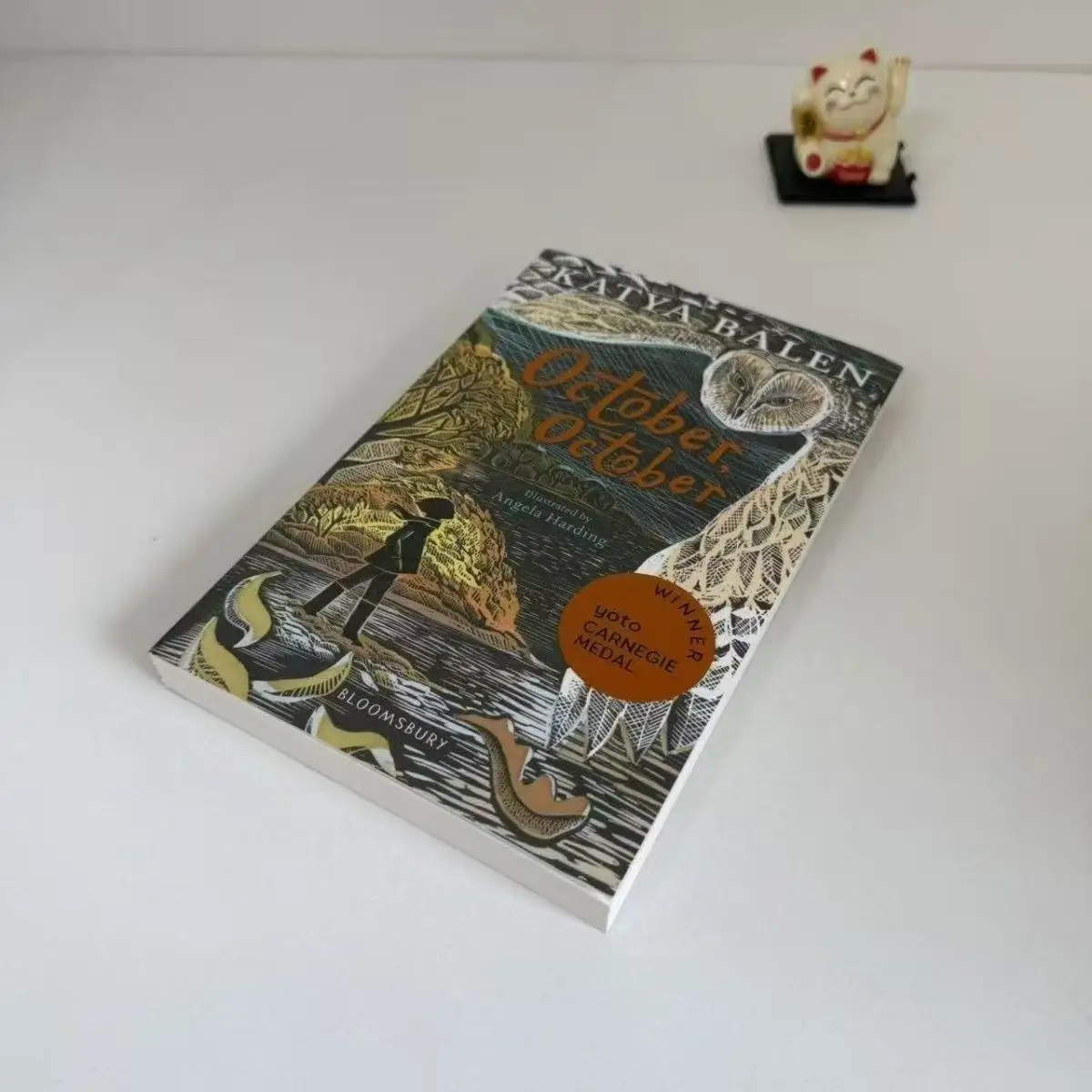 

Кати Бален: Книга «Октабер Октябрь» в мягкой обложке на английском языке