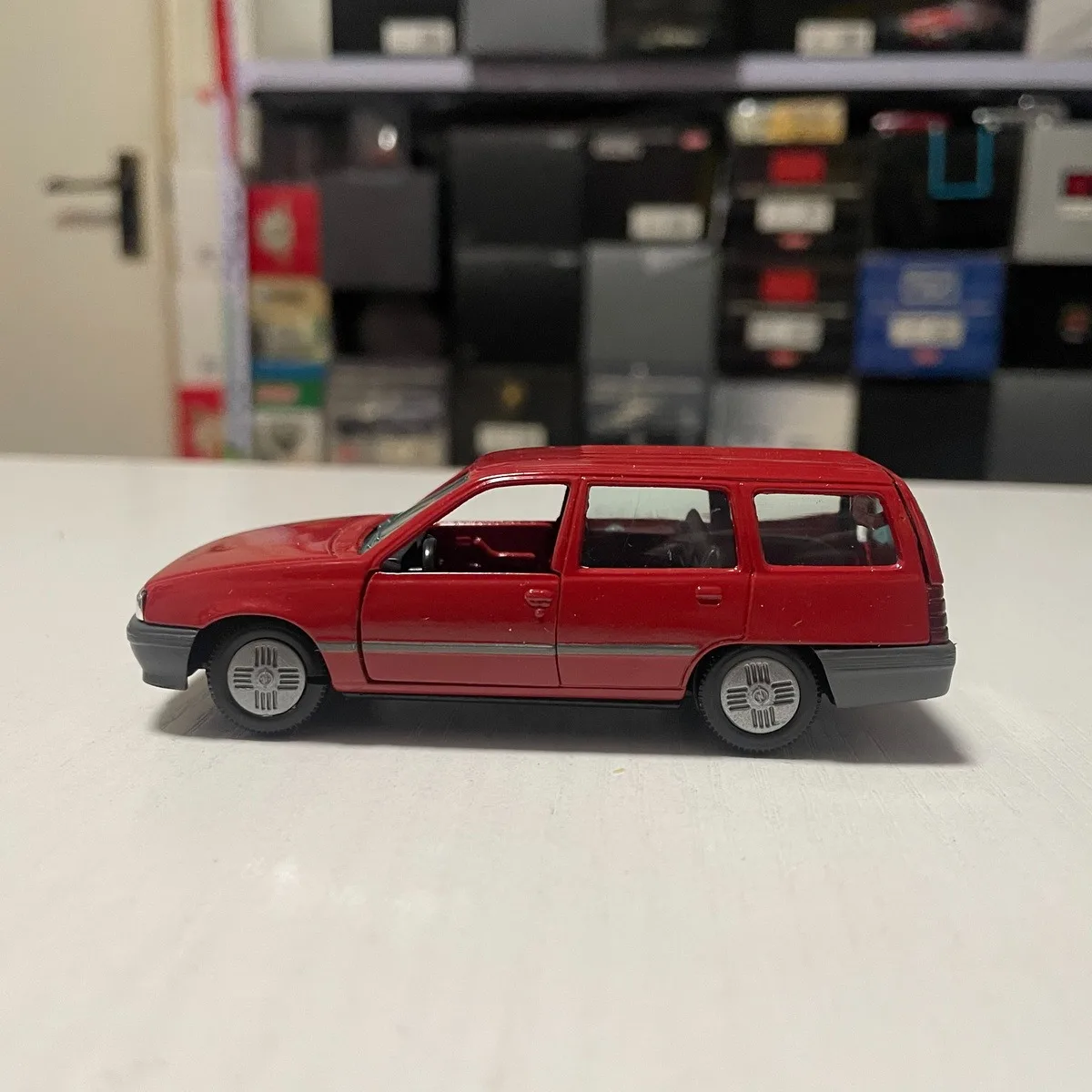 Diecast 1:43 Scale Opel Kadett GL Alloy Car Model Collection Souvenir Display Ornaments Vehicle Toy