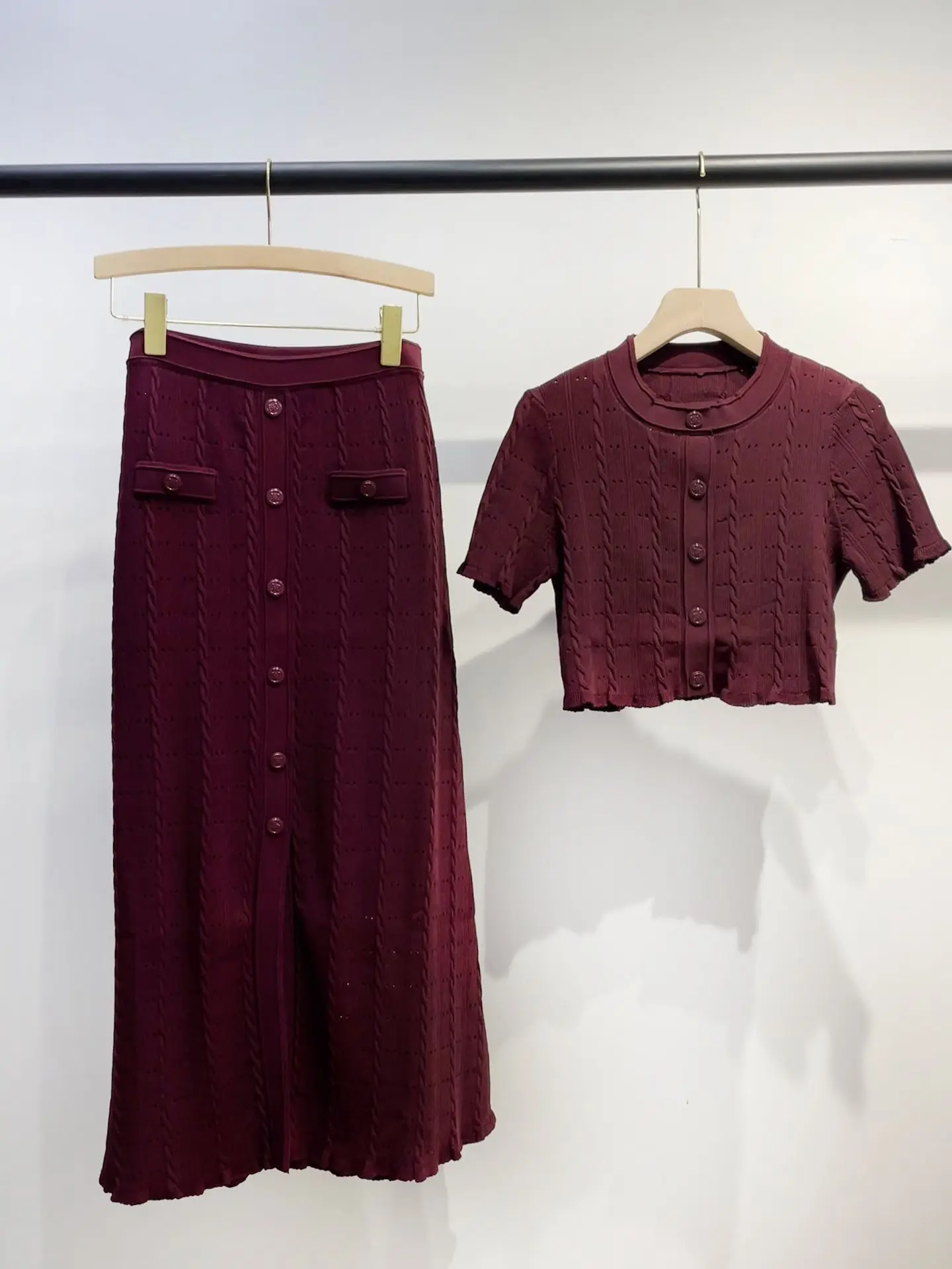 

Элегантный комплект из облегающего трикотажного топа с коротким рукавом и юбки цвета бордо 2026