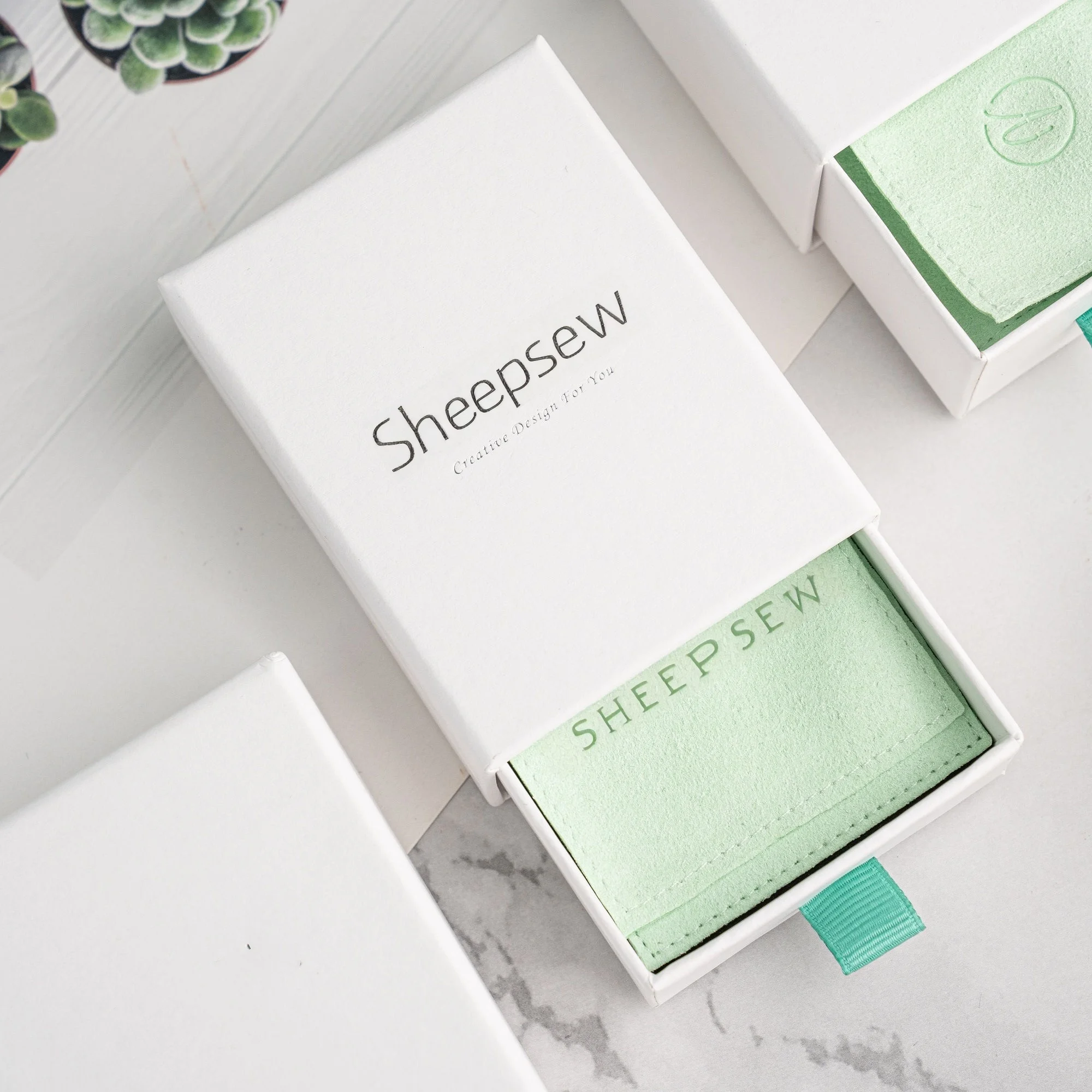 

50 упаковок, выдвижной ящик с логотипом, органайзер для ювелирных изделий, коробки для ожерелья, браслета, сережек, упаковочная коробка для хранения с сумкой из микрофибры