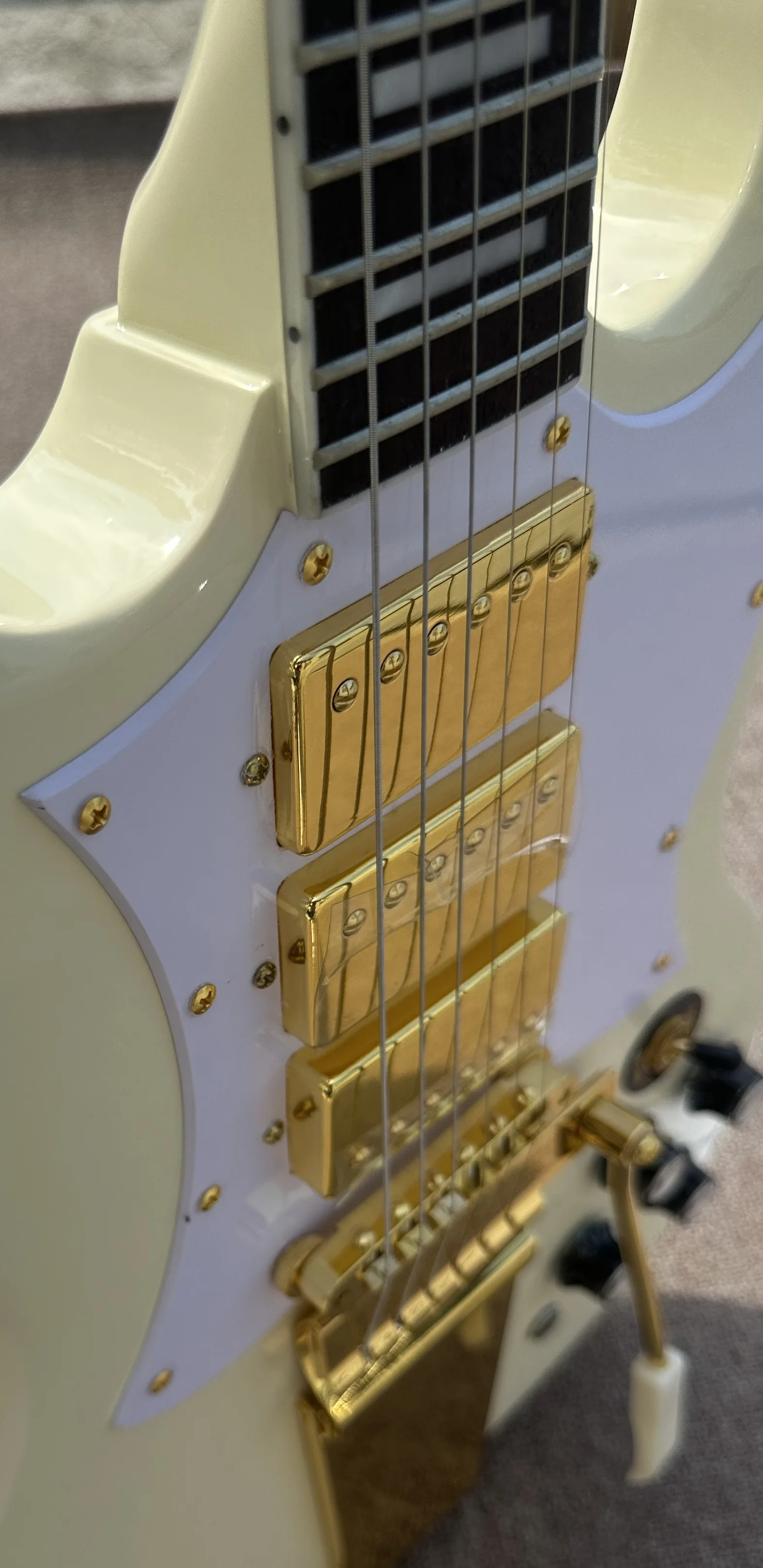 

Customized electric guitar, SG electric guitar, cream white, gold vibrato, in stock, lightning package