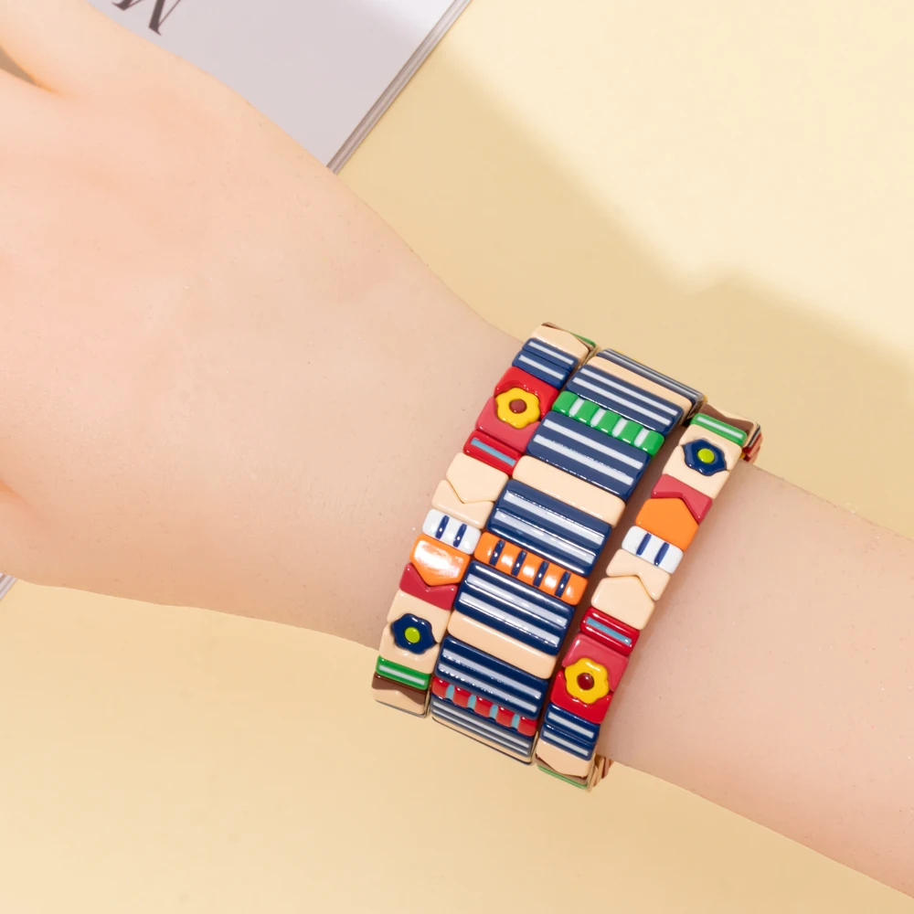 2023 تصميم جديد المينا مطاطا الإسورة للنساء متعددة شكل مزيج زهرة Charms أساور مجوهرات ملونة للهدايا