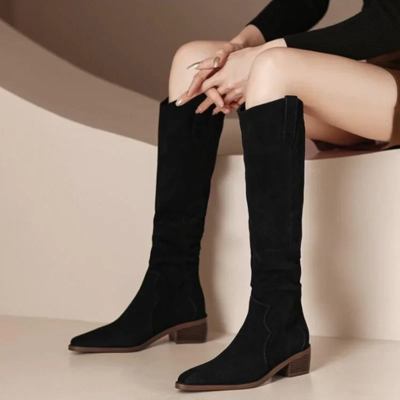 2023 Stivali da donna alla moda ed eleganti Autunno e inverno Stivali lunghi da cavaliere occidentali vintage slim fit con piega al ginocchio