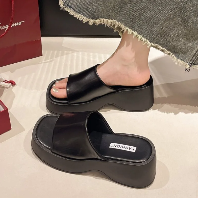 شباشب نسائية لصيف 2025 صنادل نسائية فاخرة جديدة ذات نعل سميك شباشب بمقدمة مربعة شرائح نسائية Zapatos