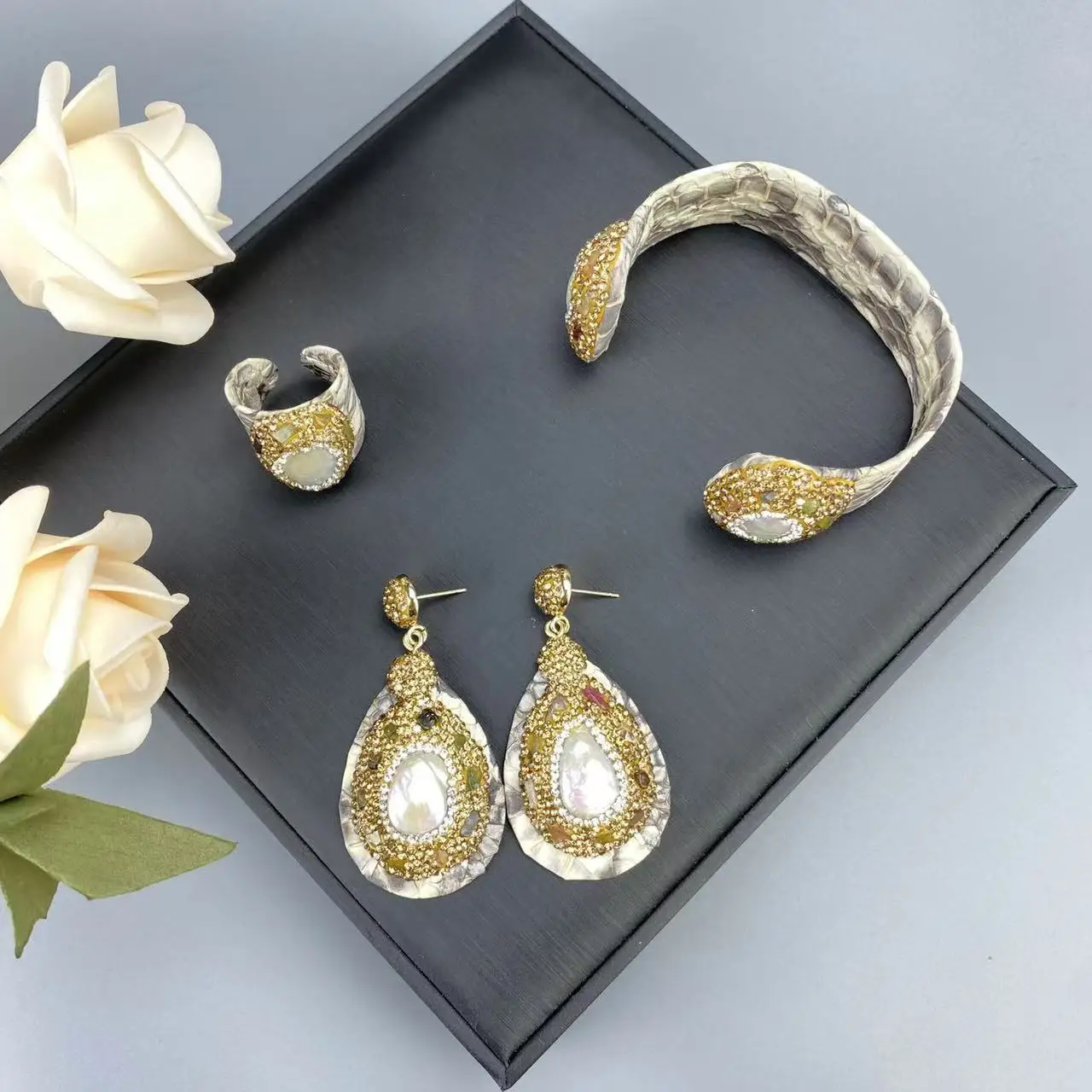 

New Autumn and Winter Jewelry Set with Natural Baroque Pearl Inlay