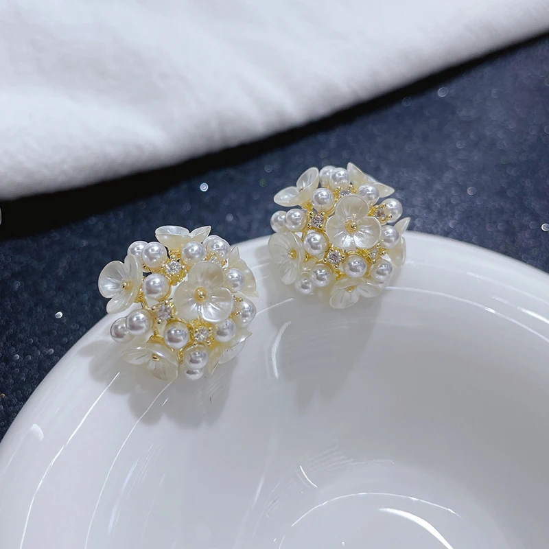 Korean Romantic Hydrangea Pearl Zircon Clip on Earrings for Woman Non Pierced Fashion Ear Clips Party Girl's Lady Jewelry Gift