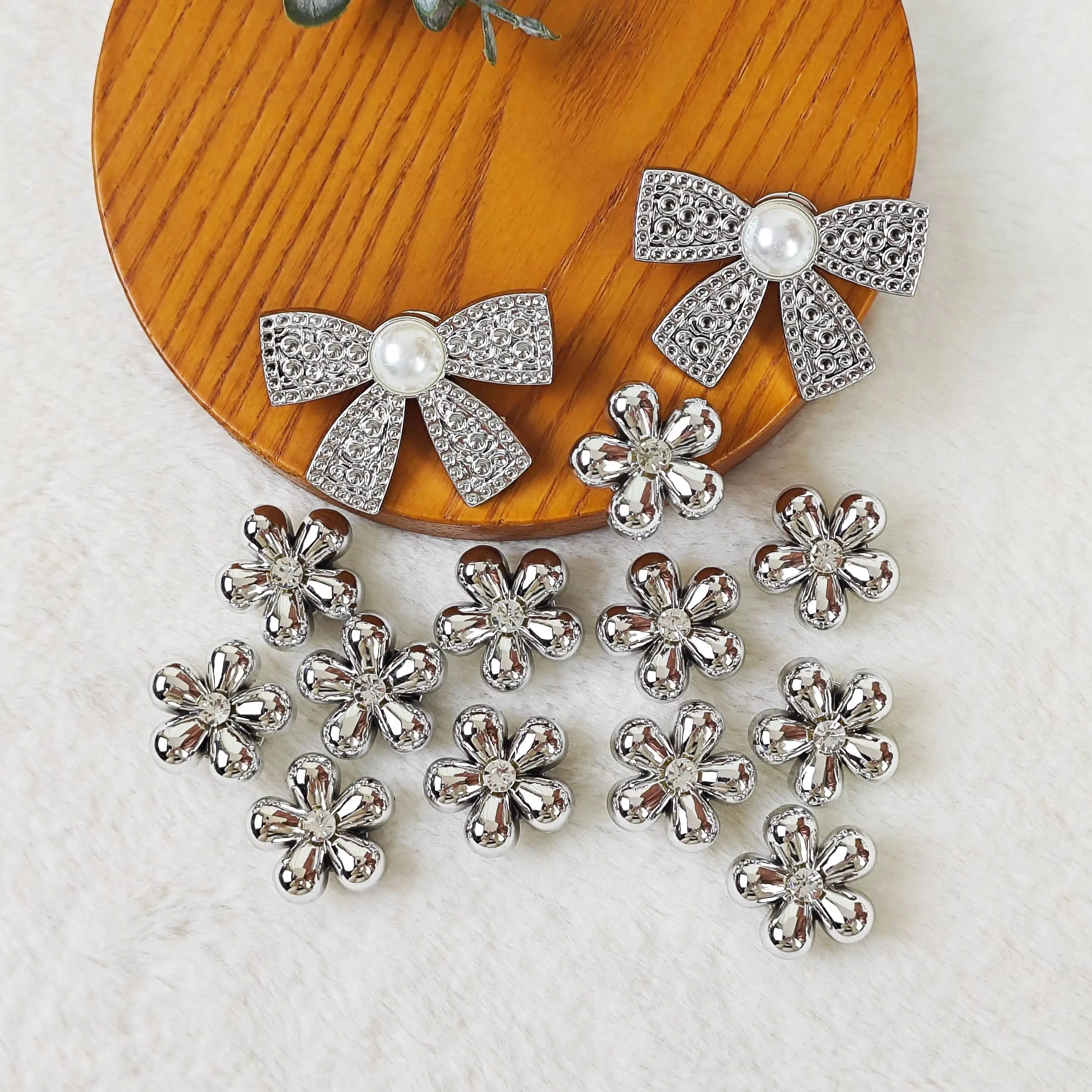 14Pcs DIY Shoe Decoration Charms, Shiny Pearl Bows, Silver Flower Decorative Buckles, Non-Metallic Lightweight Material, Y2K Fashion Versatile Cute Personality Accessories for Men and Women, Suitable for Eva Beach Shoes, Sandals, Removable Shoe Decoration, Holiday Gift