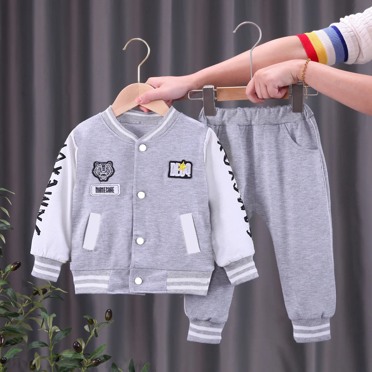 2026 Frühling Herbst Baby Jungen- und Mädchenanzug, stylischer Cartoon-Sport-Baseballanzug, zweiteiliger Anzug mit Strickjacke, 0-4 Jahre – Detail 5