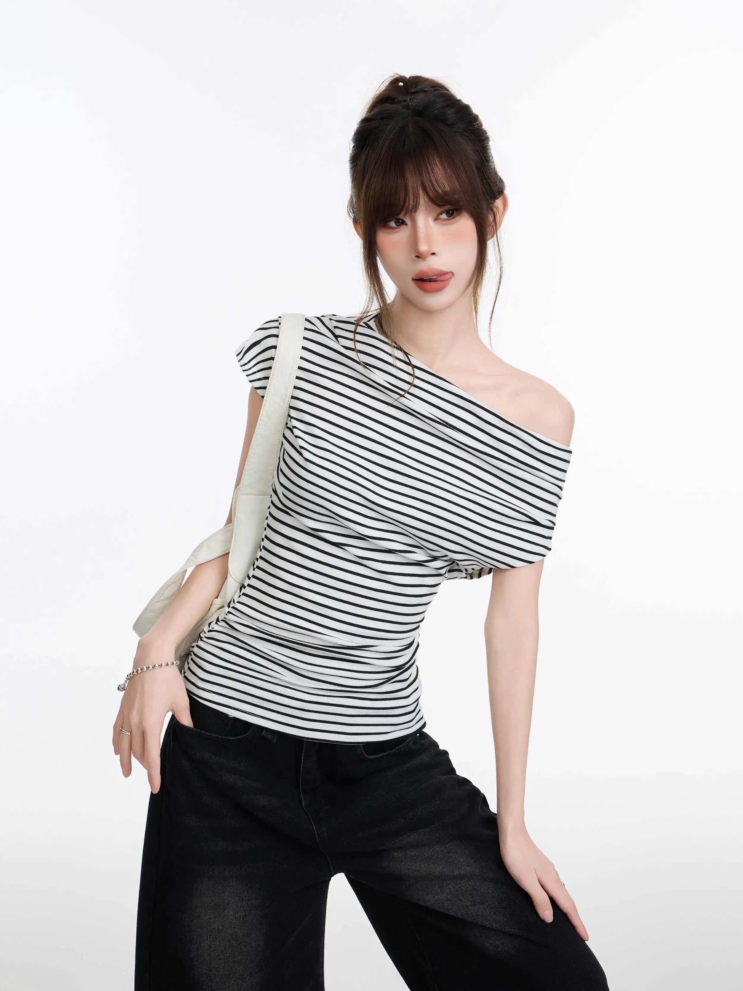 

Summer Women's Black Striped Off Shoulder Short Sleeved T-shirt Fashionable Casual Female Short Sleeved Pullover Shirt