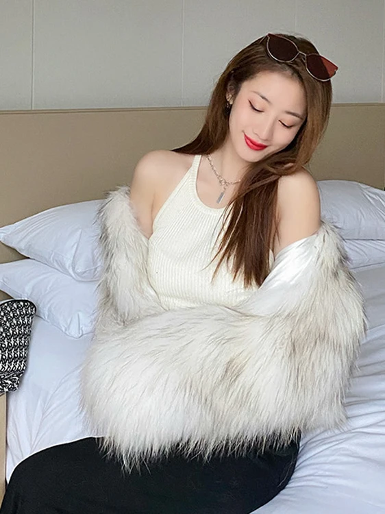 Casaco curto de pele sintética f sem mangas, com capuz, gola redonda, tamanho , modelador, estilo streetwear moderno.