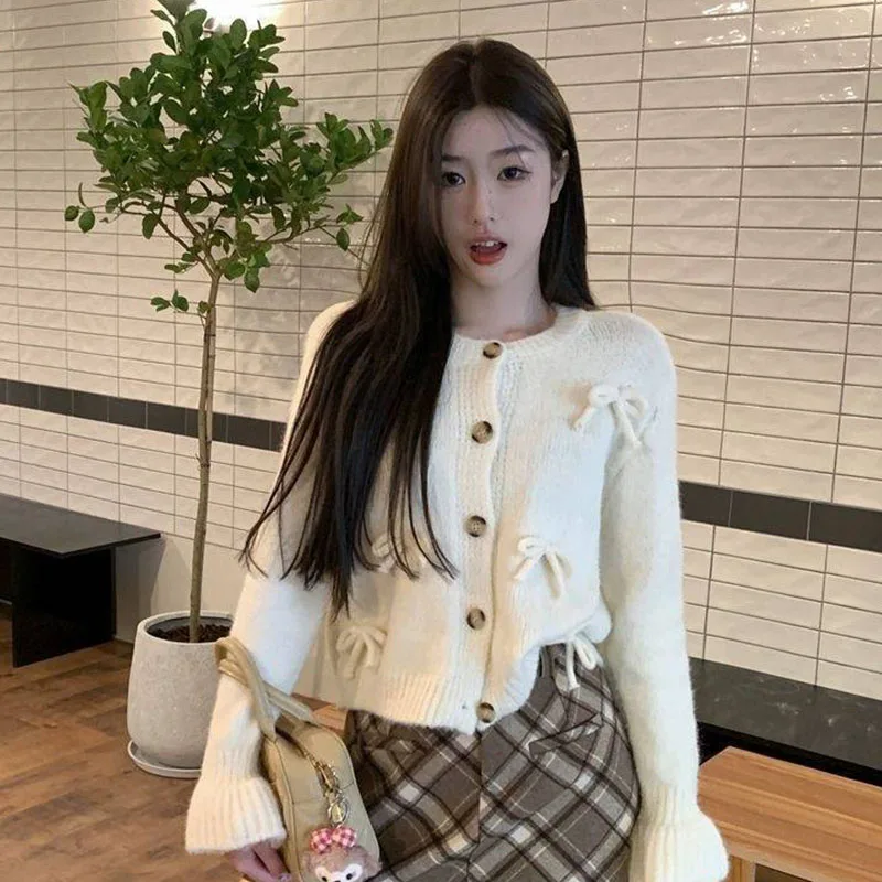 Autumn and winter, small stature, sweet and youthful Korean style trumpet sleeves, knitted cardigan top, sweater jacket, female